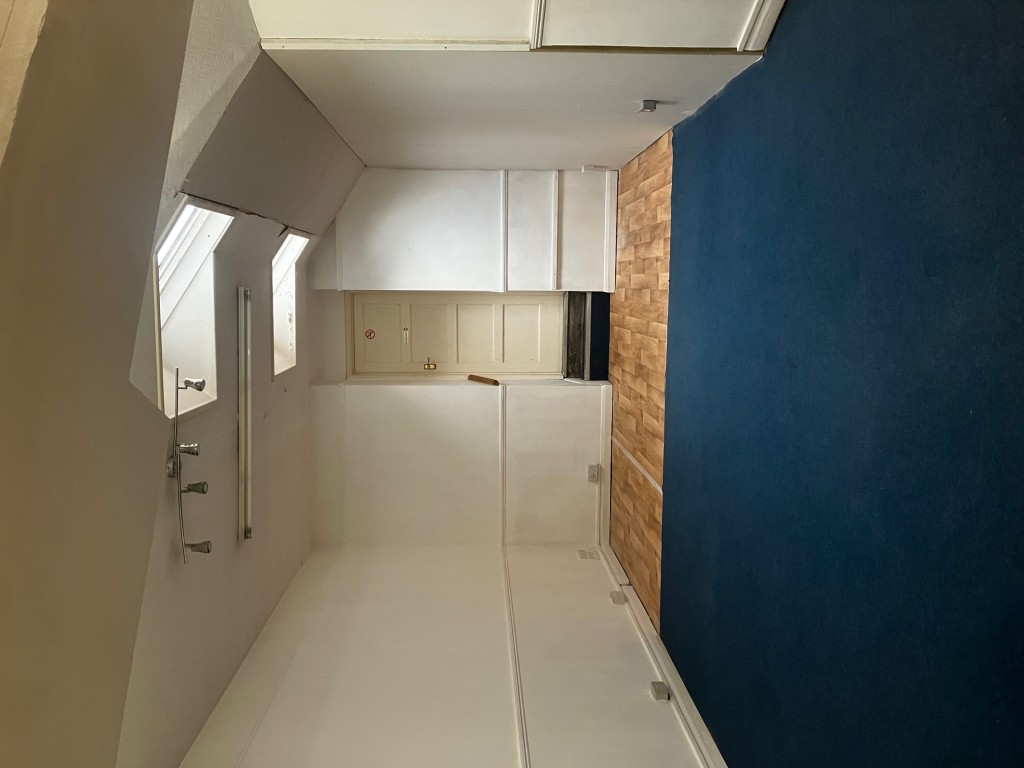 Lot: 27 - SHOP AND TWO-BEDROOM FLAT FOR INVESTMENT - Ground floor store area to rear